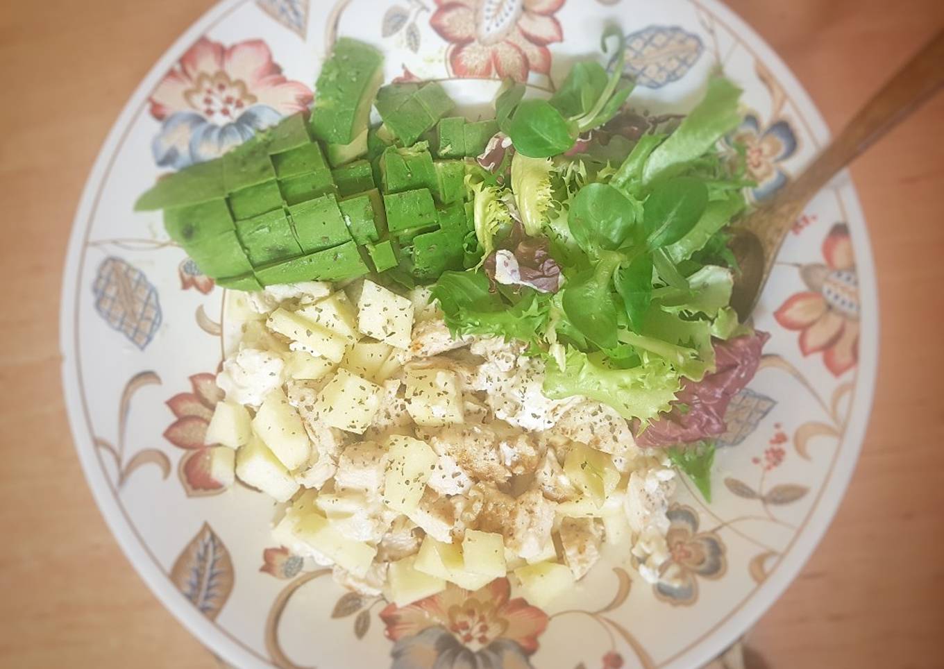 Ensalada de pollo, queso de cabra y manzana