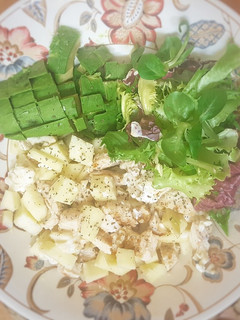 Una foto de Ensalada de pollo, queso de cabra y manzana