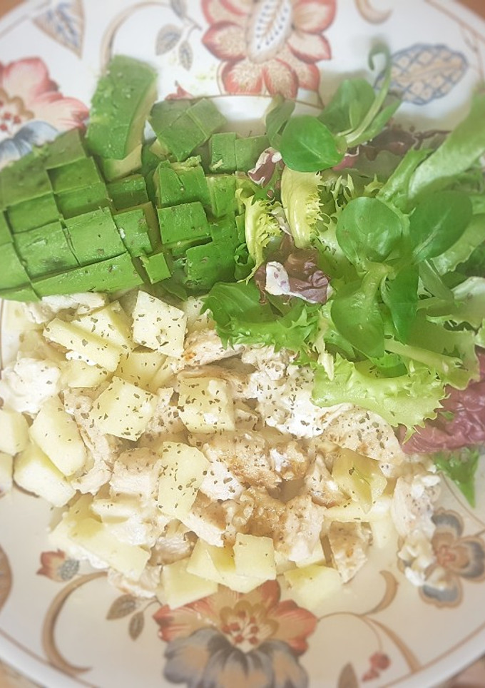 Una foto de Ensalada de pollo, queso de cabra y manzana