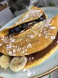 Crepe relleno de almíbar de frutos rojos, Nutella y banano