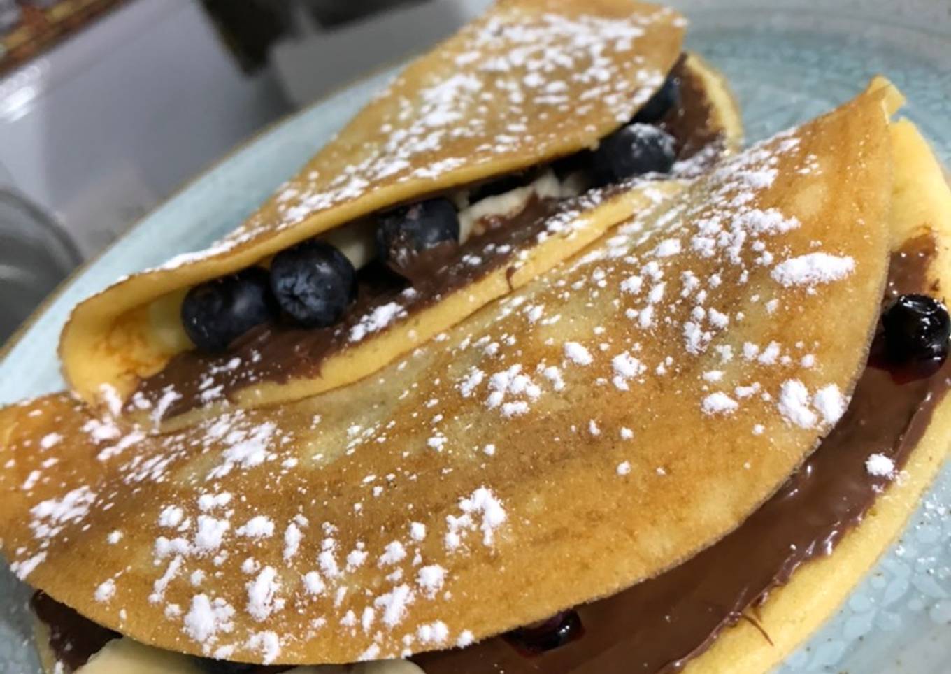 Crepe relleno de almíbar de frutos rojos, Nutella y banano