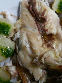 Una foto de Dorada a la sal con patatas arrugadas