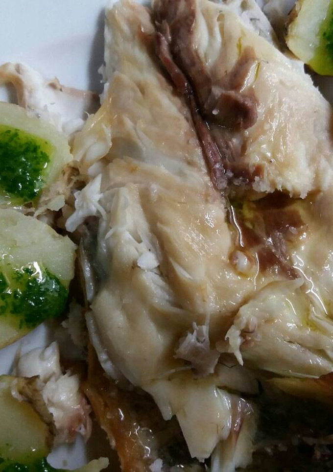 Una foto de Dorada a la sal con patatas arrugadas
