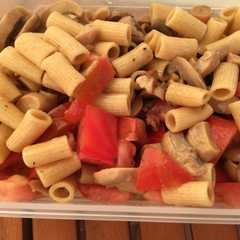 Una foto de Ensalada de pasta integral con champiñones
