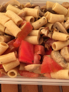 Una foto de Ensalada de pasta integral con champiñones