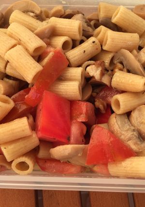 Una foto de Ensalada de pasta integral con champiñones