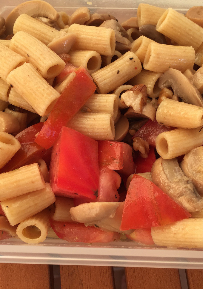 Una foto de Ensalada de pasta integral con champiñones
