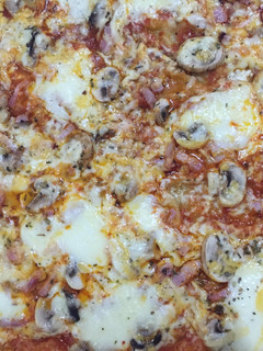 Una foto de Pizza de hojaldre con mozarella fresca