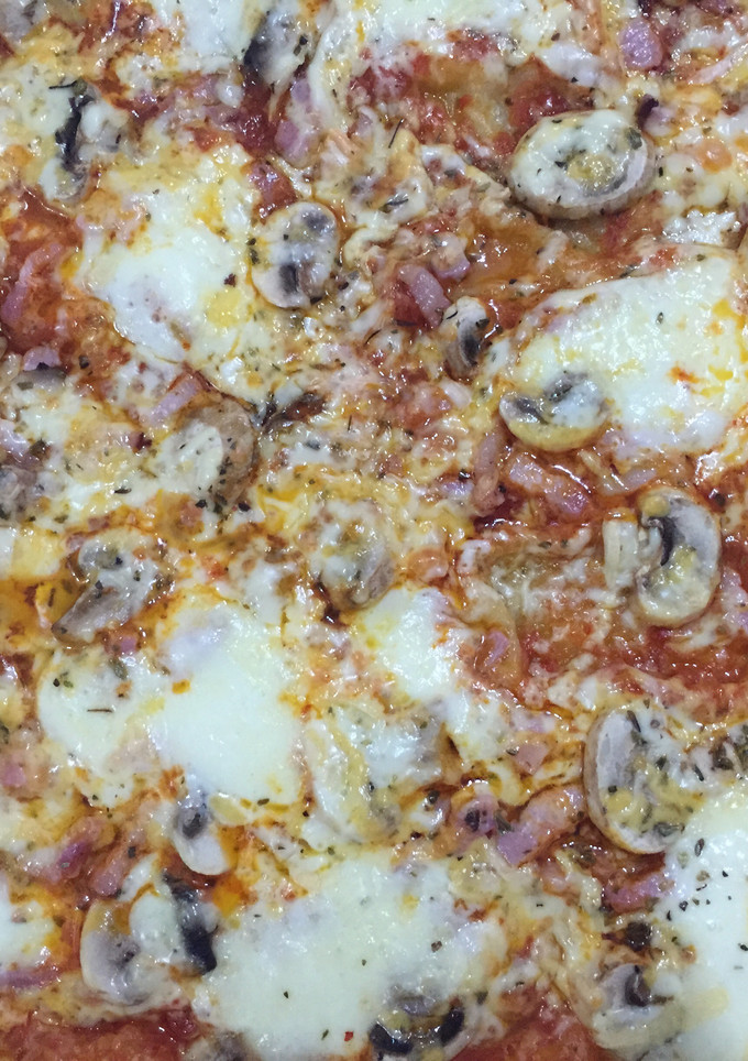 Una foto de Pizza de hojaldre con mozarella fresca 