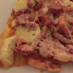 Una foto de Pizza de hojaldre con calabacín y salchichas