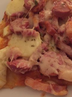 Una foto de Pizza de hojaldre con calabacín y salchichas