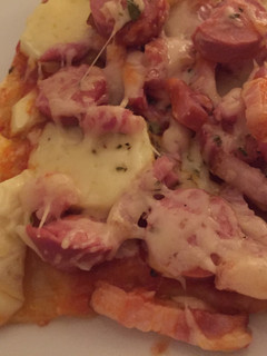 Una foto de Pizza de hojaldre con calabacín y salchichas