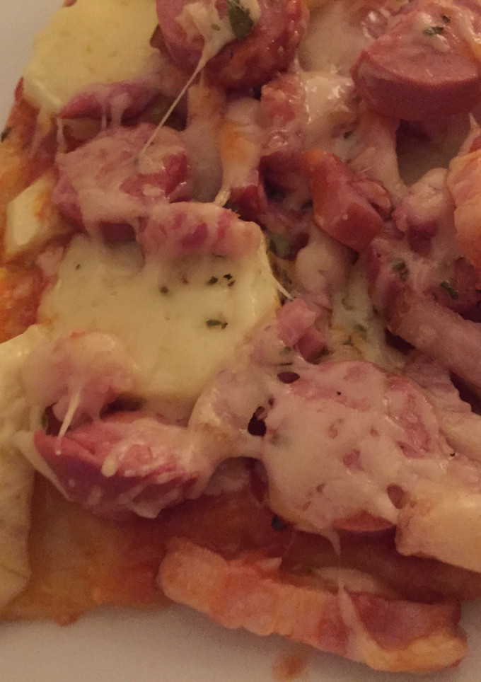 Una foto de Pizza de hojaldre con calabacín y salchichas