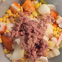Una foto de Ensalada de patata con palitos de cangrejo