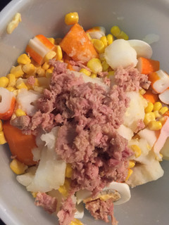 Una foto de Ensalada de patata con palitos de cangrejo