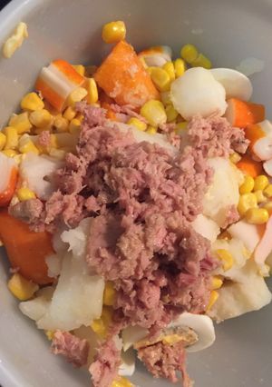 Una foto de Ensalada de patata con palitos de cangrejo