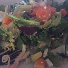 Una foto de Ensalada rápida de lechugas con salmón ahumado