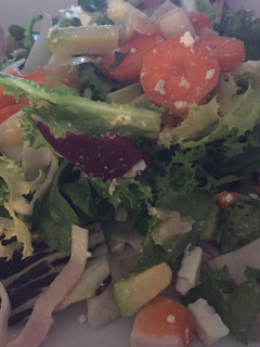 Una foto de Ensalada rápida de lechugas con salmón ahumado