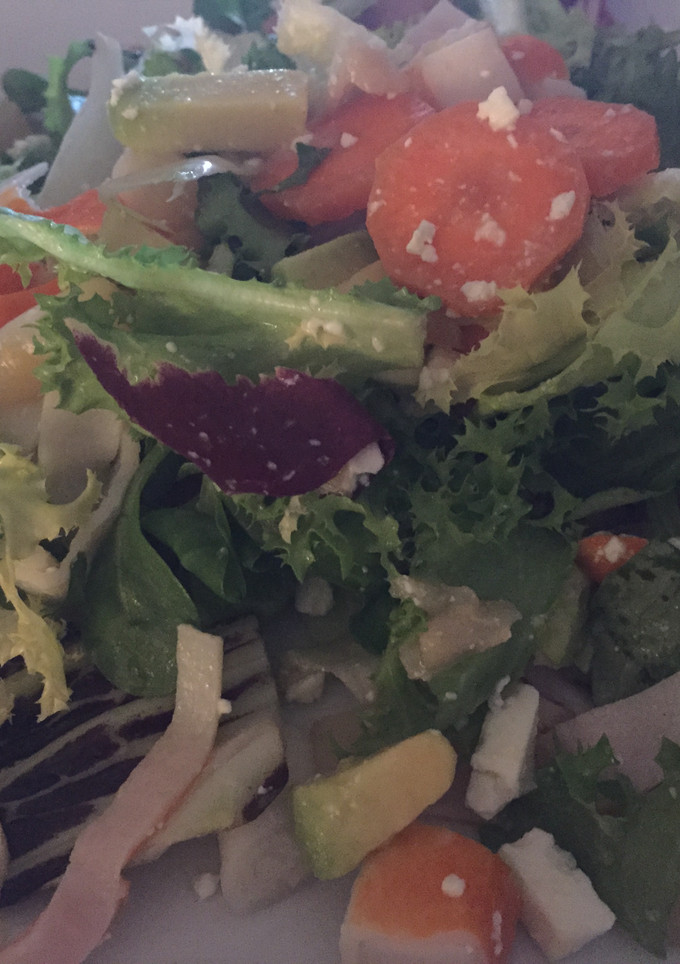 Una foto de Ensalada rápida de lechugas con salmón ahumado