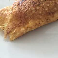Una foto de Tortilla de tomate frito con queso