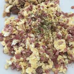 Una foto de Huevos revueltos con jamón
