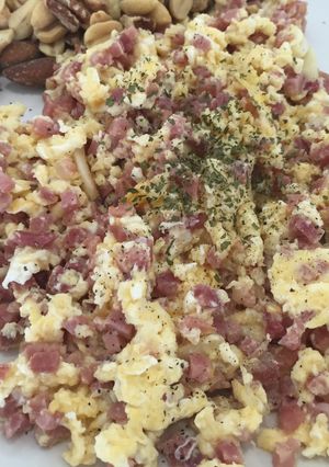 Una foto de Huevos revueltos con jamón 