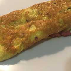 Una foto de Tortilla francesa con bacon y queso en polvo