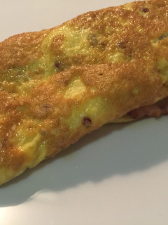 Una foto de Tortilla francesa con bacon y queso en polvo