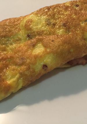 Una foto de Tortilla francesa con bacon y queso en polvo