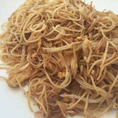 Una foto de Fideos de arroz con pollo y soja