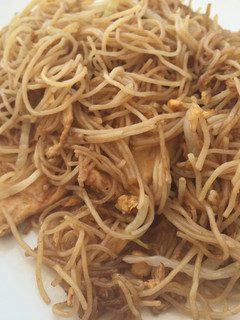 Una foto de Fideos de arroz con pollo y soja