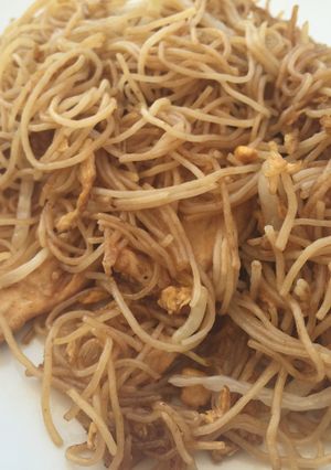 Una foto de Fideos de arroz con pollo y soja