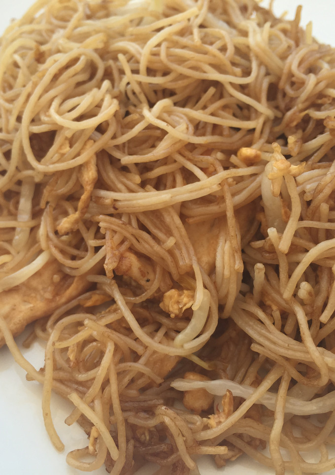 Una foto de Fideos de arroz con pollo y soja