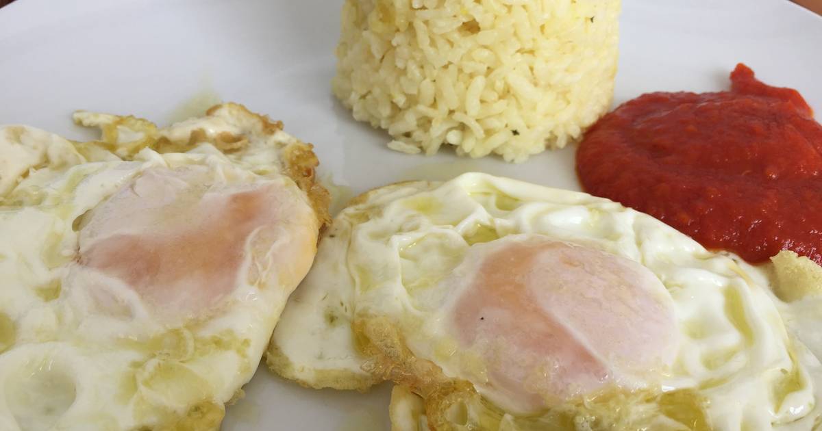 Arroz blanco con huevo y tomate