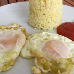 Una foto de Arroz blanco con huevo y tomate