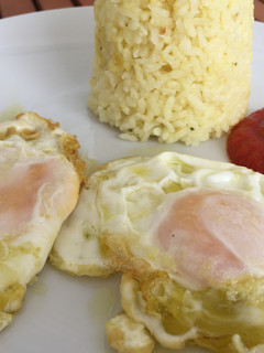 Una foto de Arroz blanco con huevo y tomate