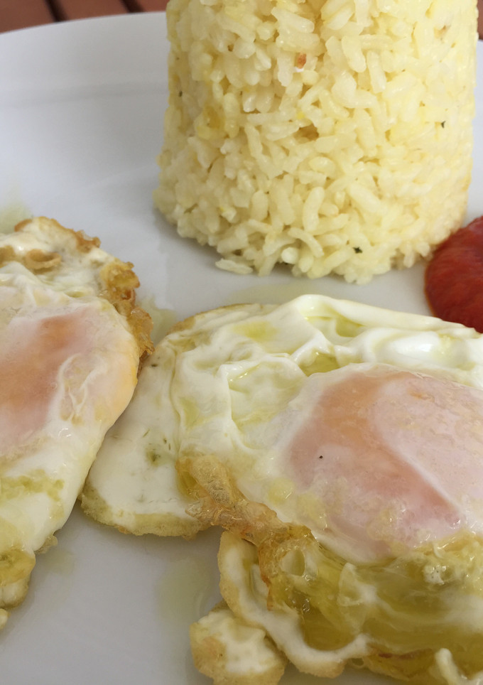 Una foto de Arroz blanco con huevo y tomate