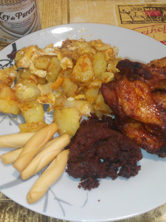 Una foto de Combinado de papas revueltas, alitas horneadas y frijoles