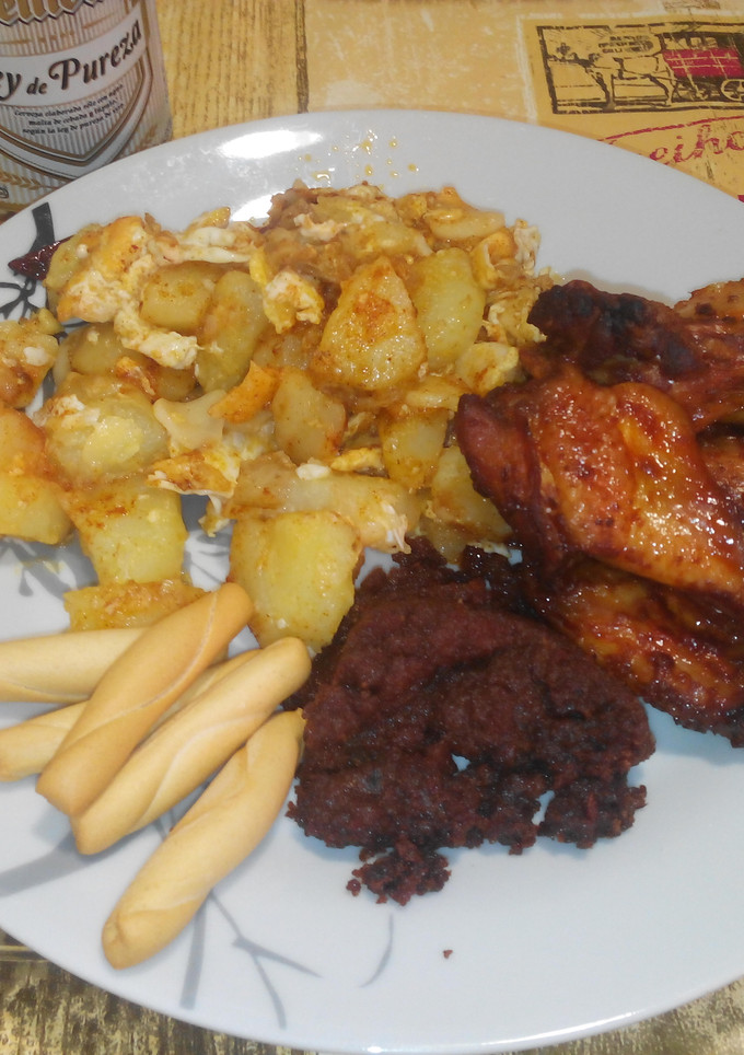 Una foto de Combinado de papas revueltas, alitas horneadas y frijoles
