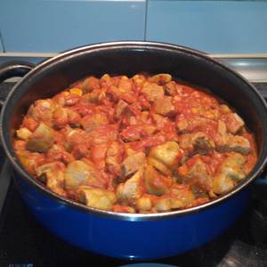Estofado de pavo al bourbon con alcachofas y garbanzos