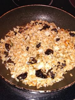 Una foto de Arroz salteado con anchoas, ciruelas secas y alcaparras