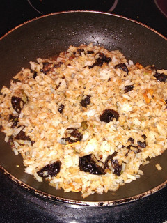 Una foto de Arroz salteado con anchoas, ciruelas secas y alcaparras