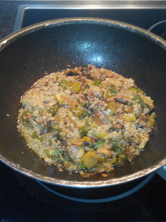 Una foto de Quinoa con salteado de champiñones y verduras al wok