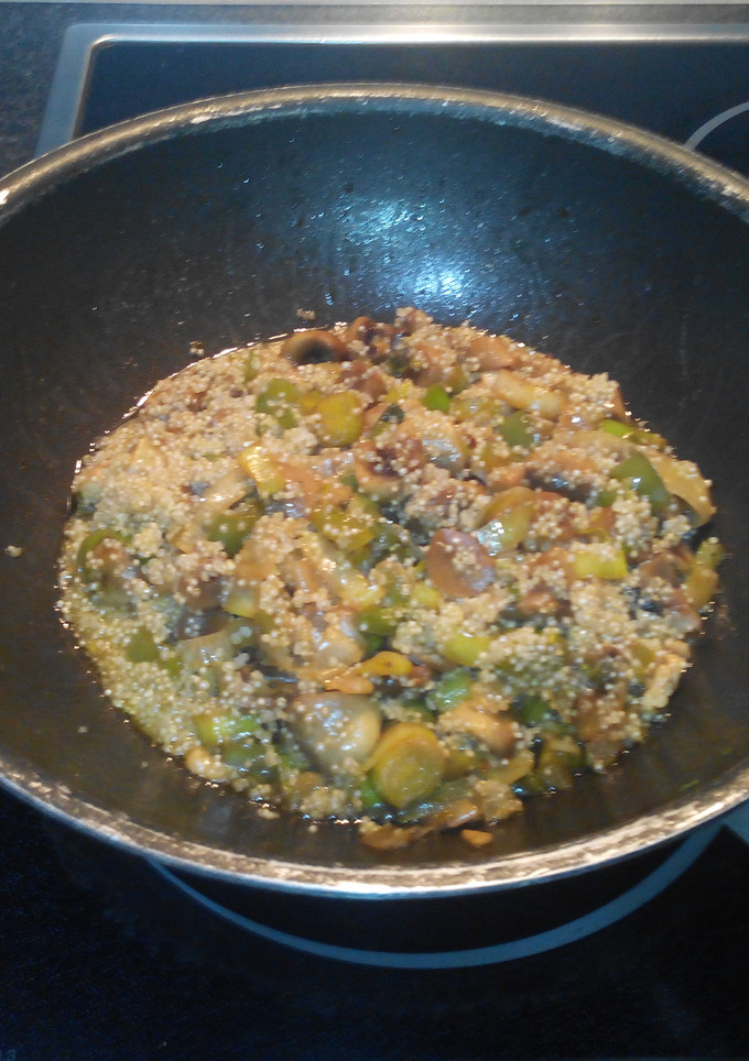 Una foto de Quinoa con salteado de champiñones y verduras al wok