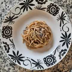 Una foto de Espaguetis integrales a la carbonara vegana