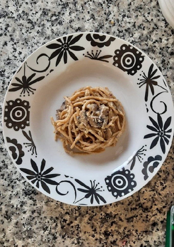 Una foto de Espaguetis integrales a la carbonara vegana