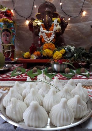 उकडीचे मोदक (ukadiche modak recipe in marathi) रेसिपी चे मुख्य फोटो 