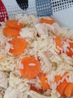 Una foto de Arroz blanco🍚 con zanahoria 🥕 y filete de pollo 🍗