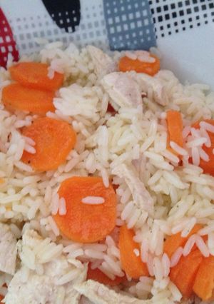 Una foto de Arroz blanco🍚 con zanahoria 🥕 y filete de pollo 🍗