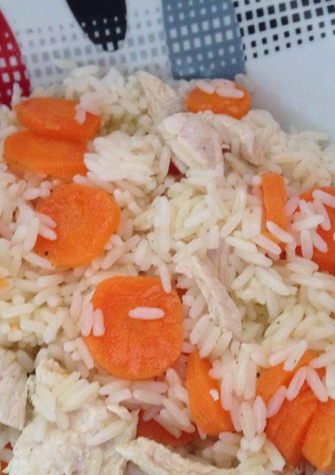 Una foto de Arroz blanco🍚 con zanahoria 🥕 y filete de pollo 🍗